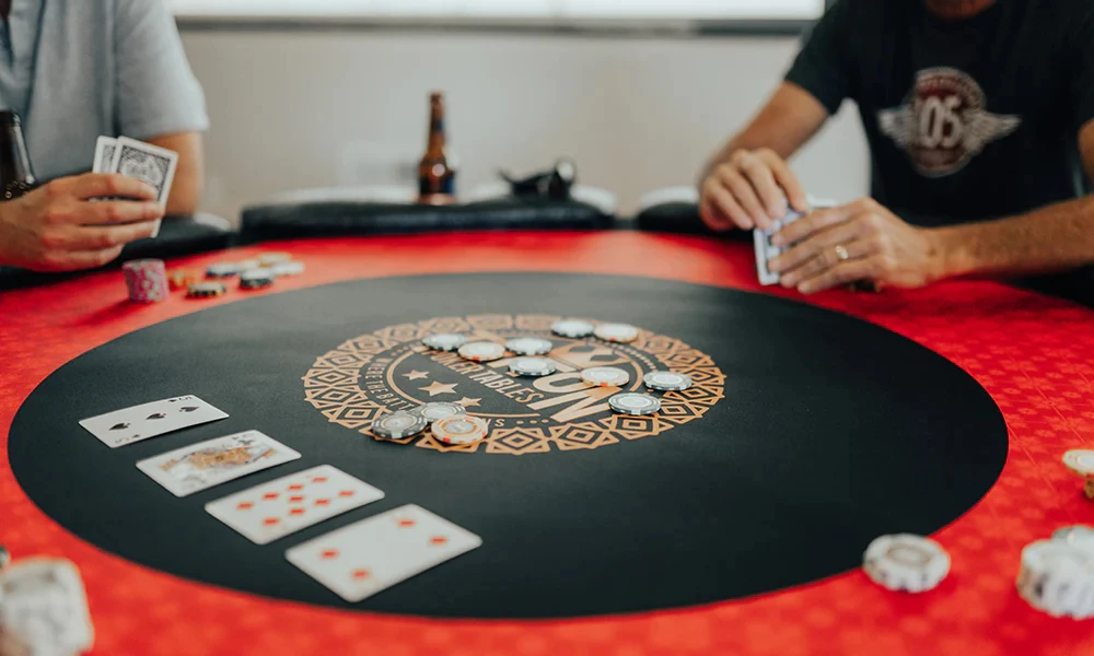 How do online casino operators disclose game return rates?